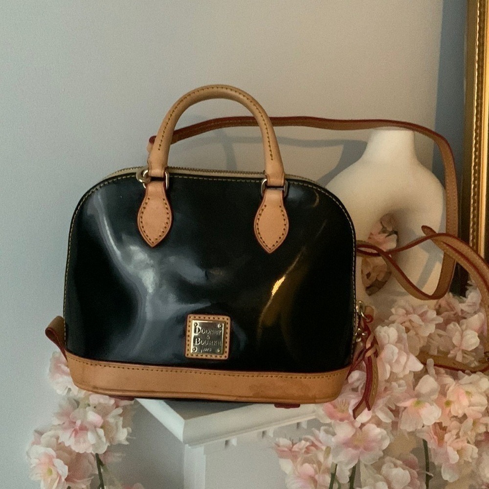 dooney & bourke black patent leather zippered longโ strap shoulder